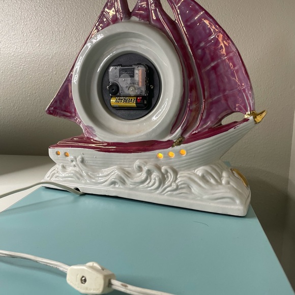 1950s Porcelain Pink Iredescent Nautical Sailboat Wave Base Tabletop Clock Light - Picture 10 of 16
